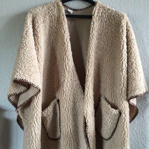 🐨Women’s faux fur/polyester blend soft poncho